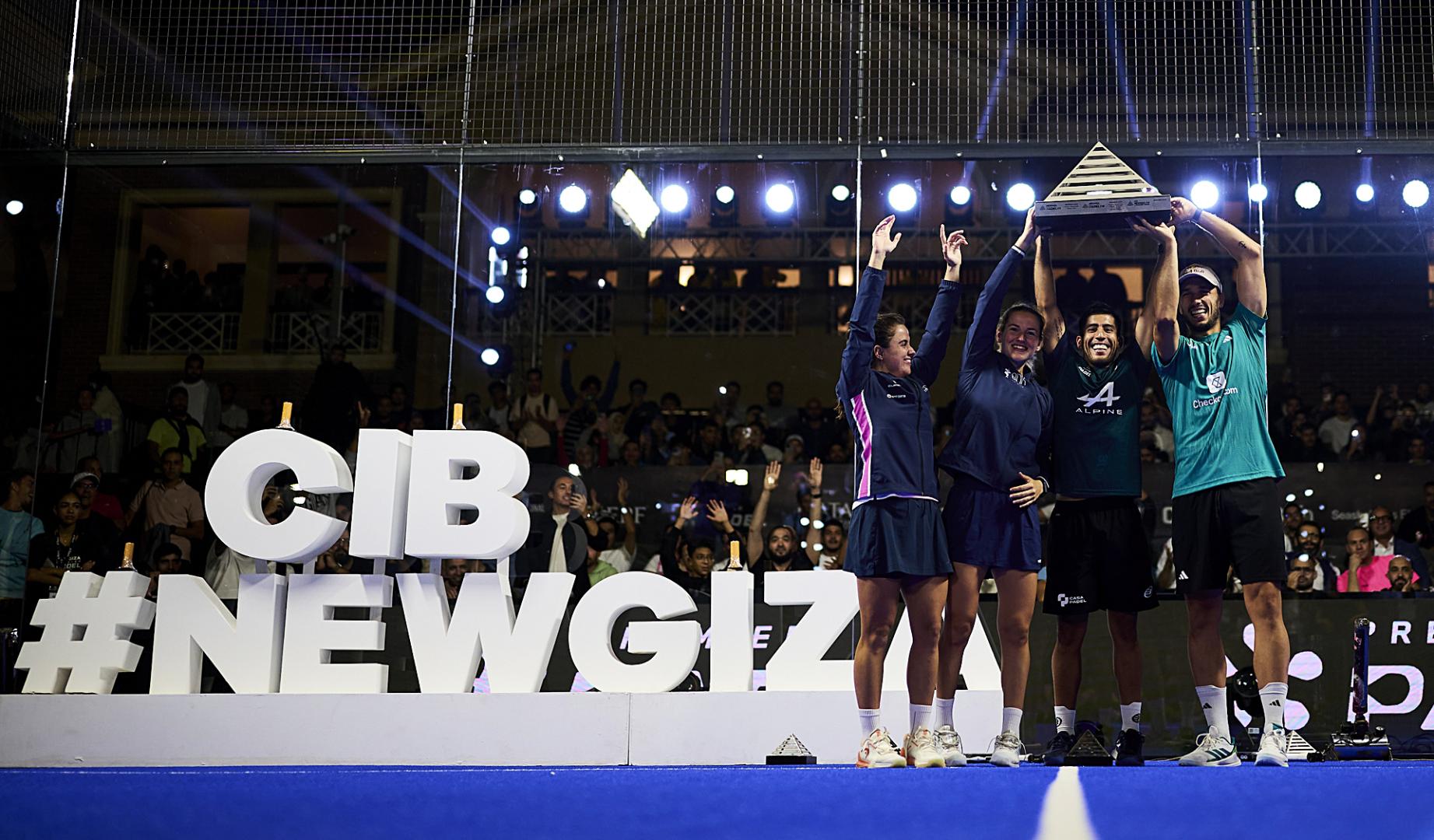De izda. a dcha., los vencedores del pasado año en El Caitro Paula Josemaría, Ari Sánchez, Federico Chingotto y Ale Galán con los trofeos