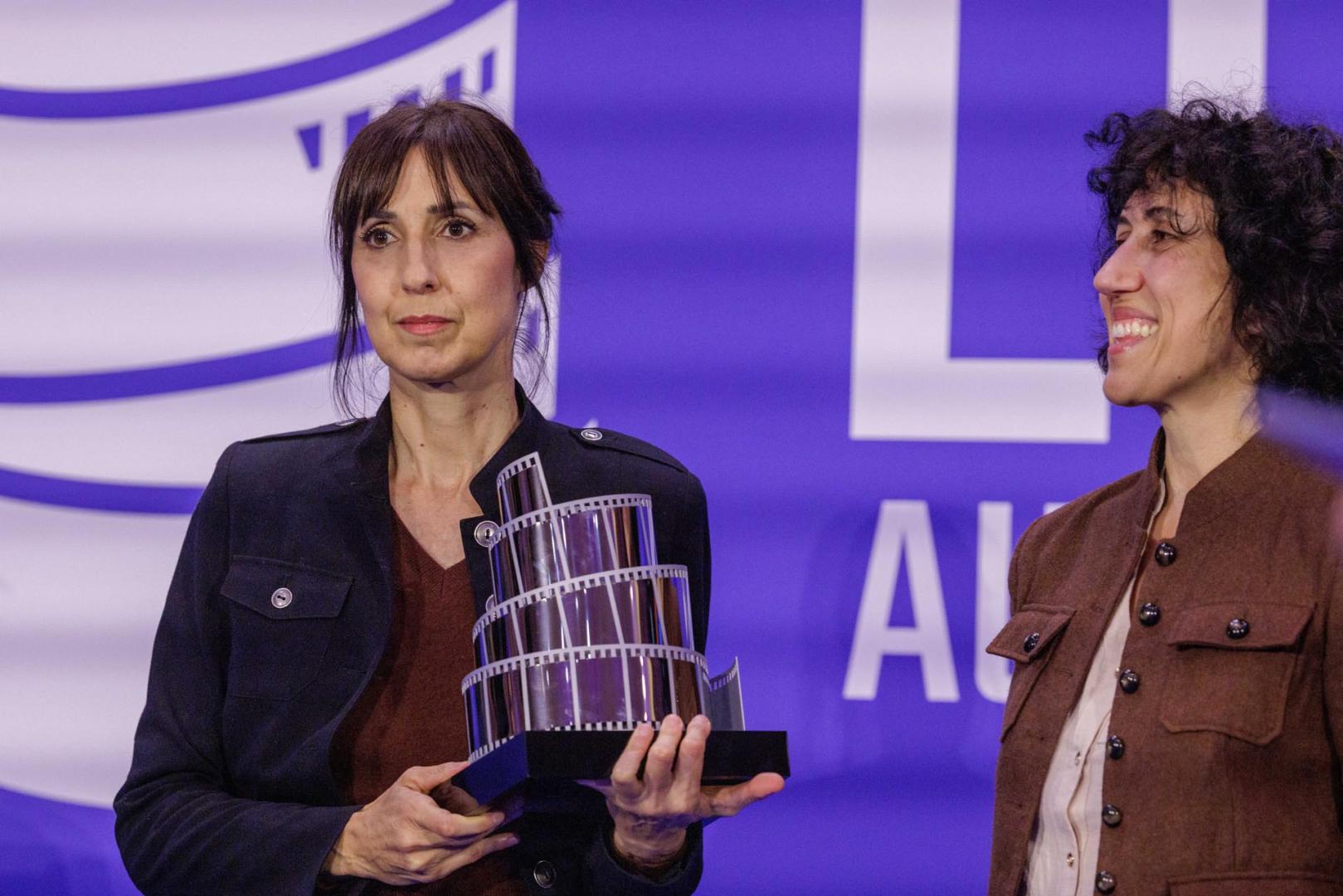 Eva Libertad, directora de 'Sorda', y Nuria Muñoz-Ortiz, productora, reciben el Premio Lux del Parlamento Europep