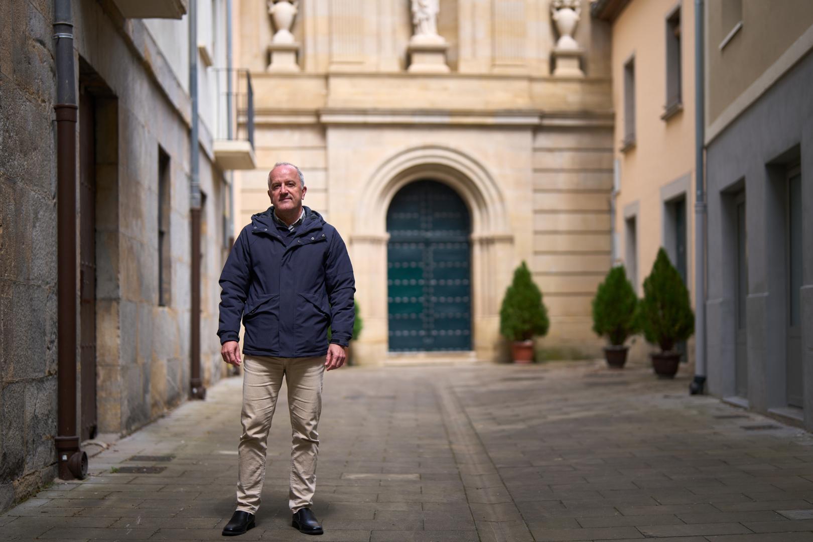 El periodista y divulgador pamplonés Juan Echenique, en la calle Salsipiuedes, uno de los “imprescindibles” de su libro