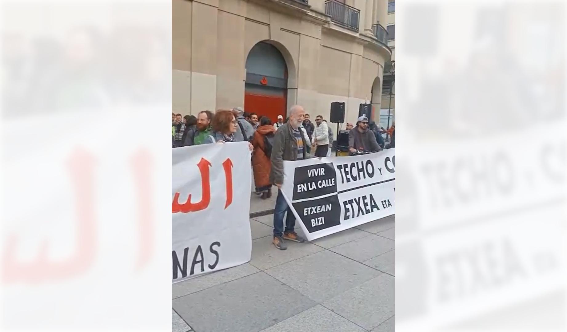 Unas 200 personas se manifestaron ante el Palacio de Navarra este martes, 14 de abril, en protesta por la actuación ordenada desde el Ayuntamiento.