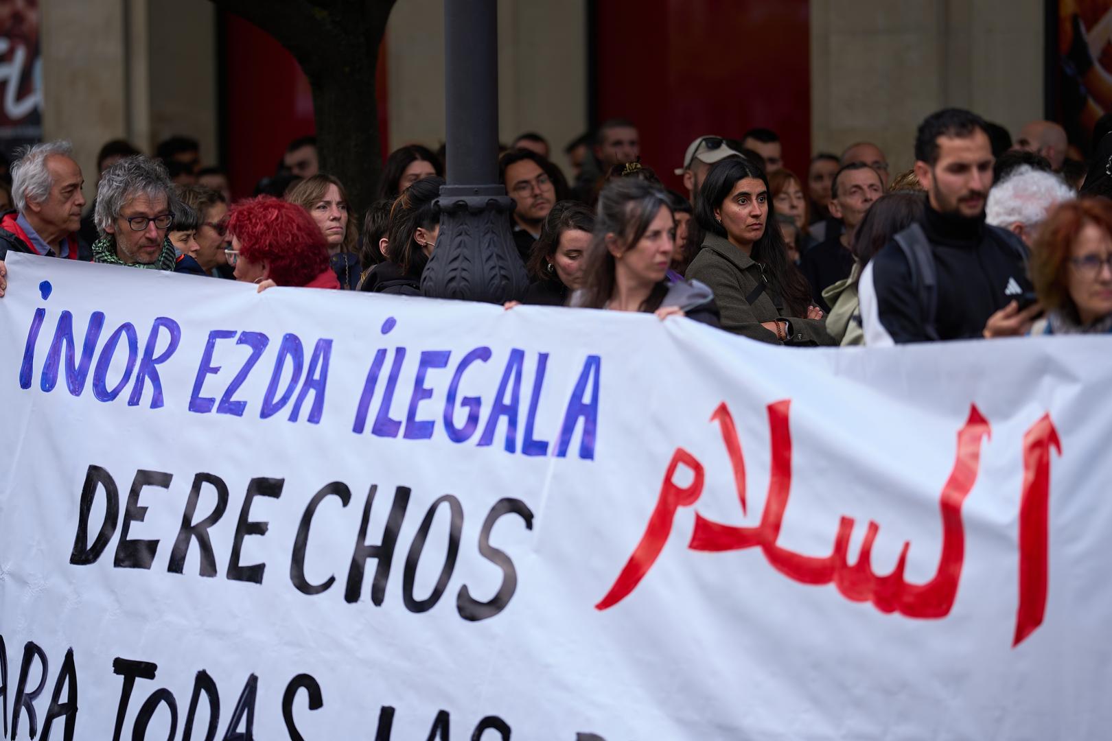 Un momento de la concentración, este martes 14 de abril en Pamplona.