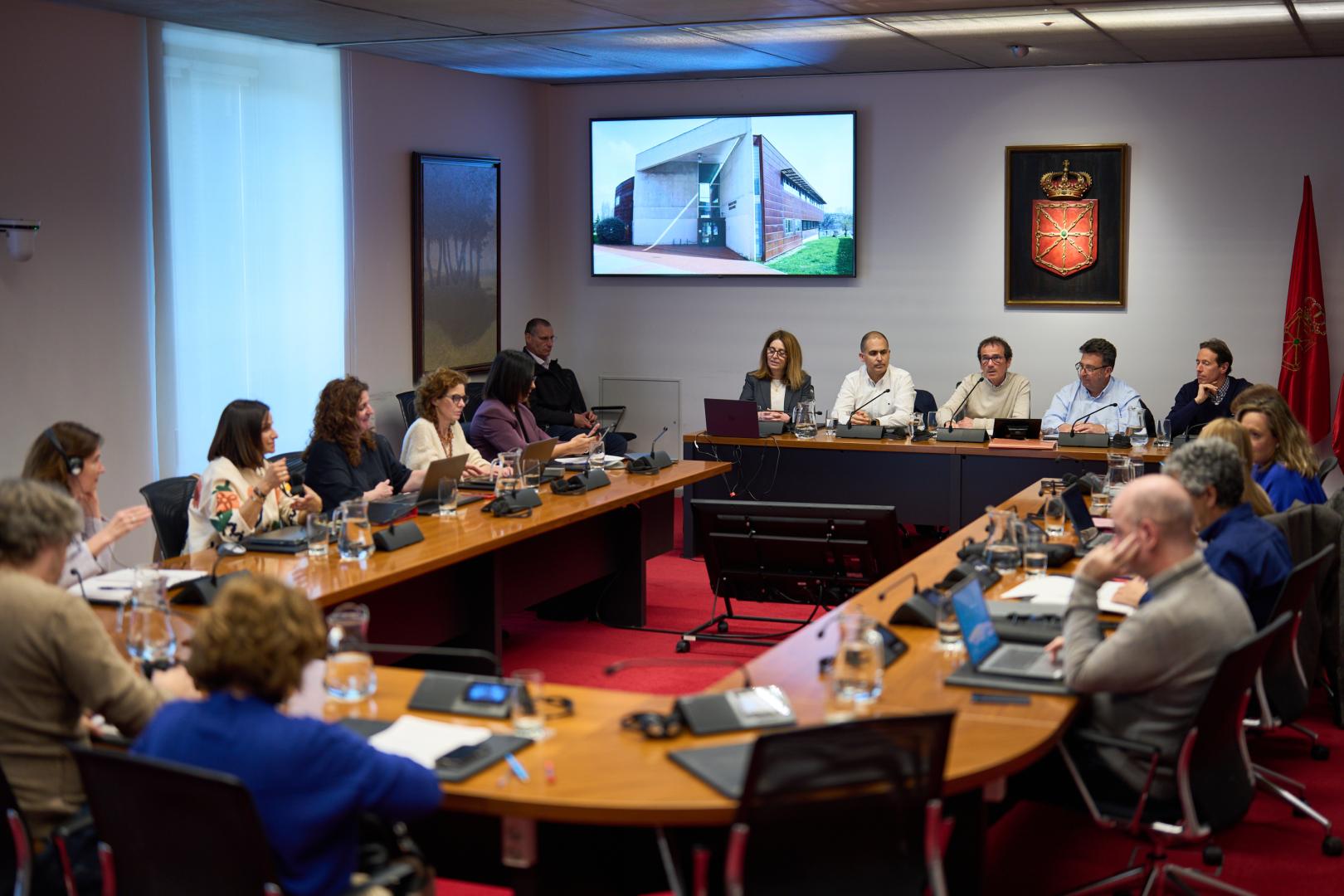 Comisión de Salud del Parlamento foral con una representación del Sindicato Médico.