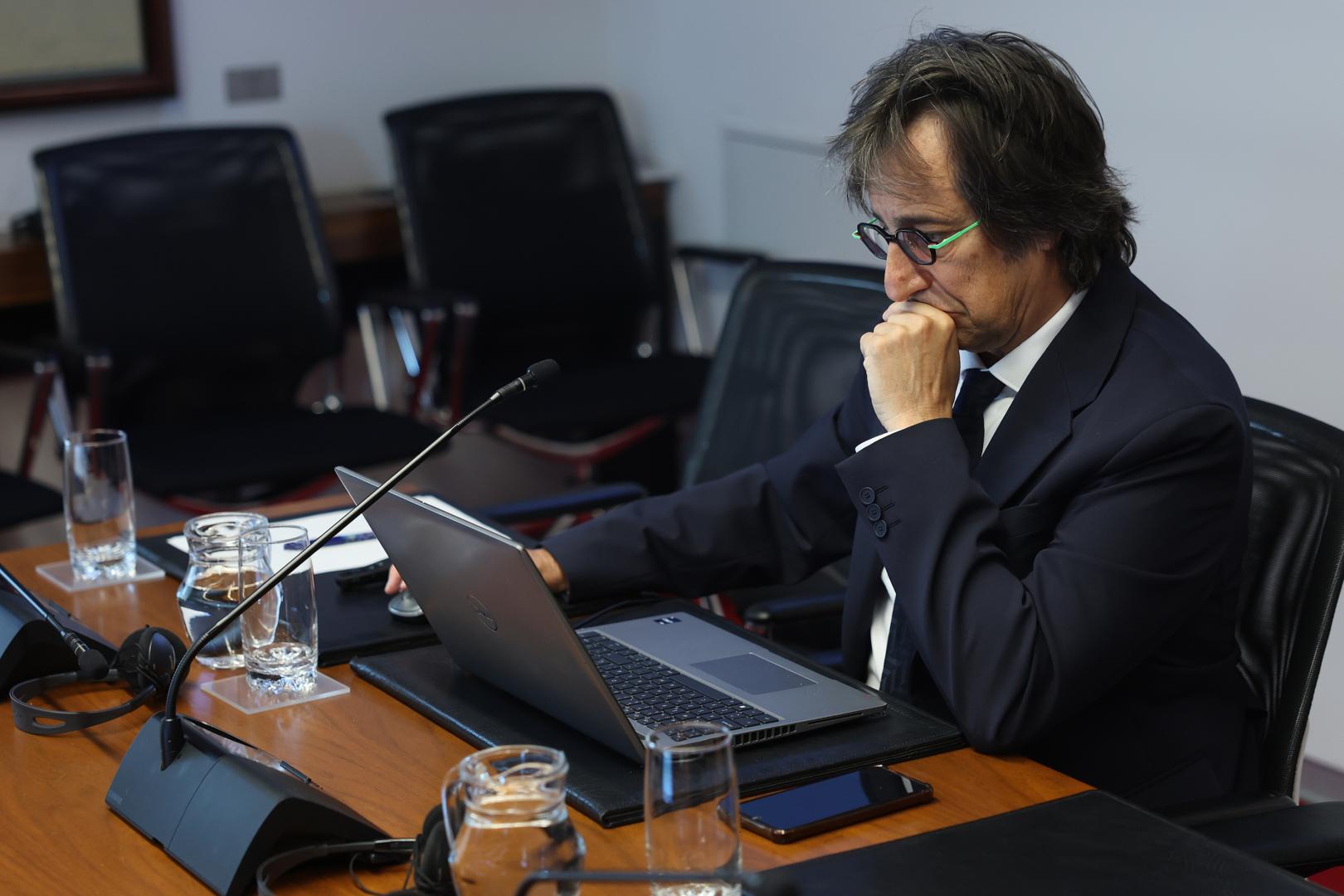 El auditor de Comptos Miguel Ángel Aurrecoechea, minutos antes del inicio de su comparecencia en el Parlamento de Navarra