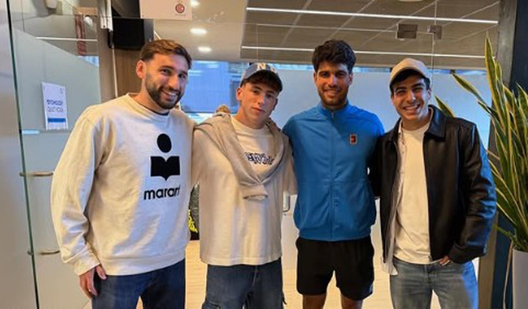 Jon Moncayola, Víctor Muñoz y Manu Sánchez junto a Carlos Alcaraz en el Conde de Godó