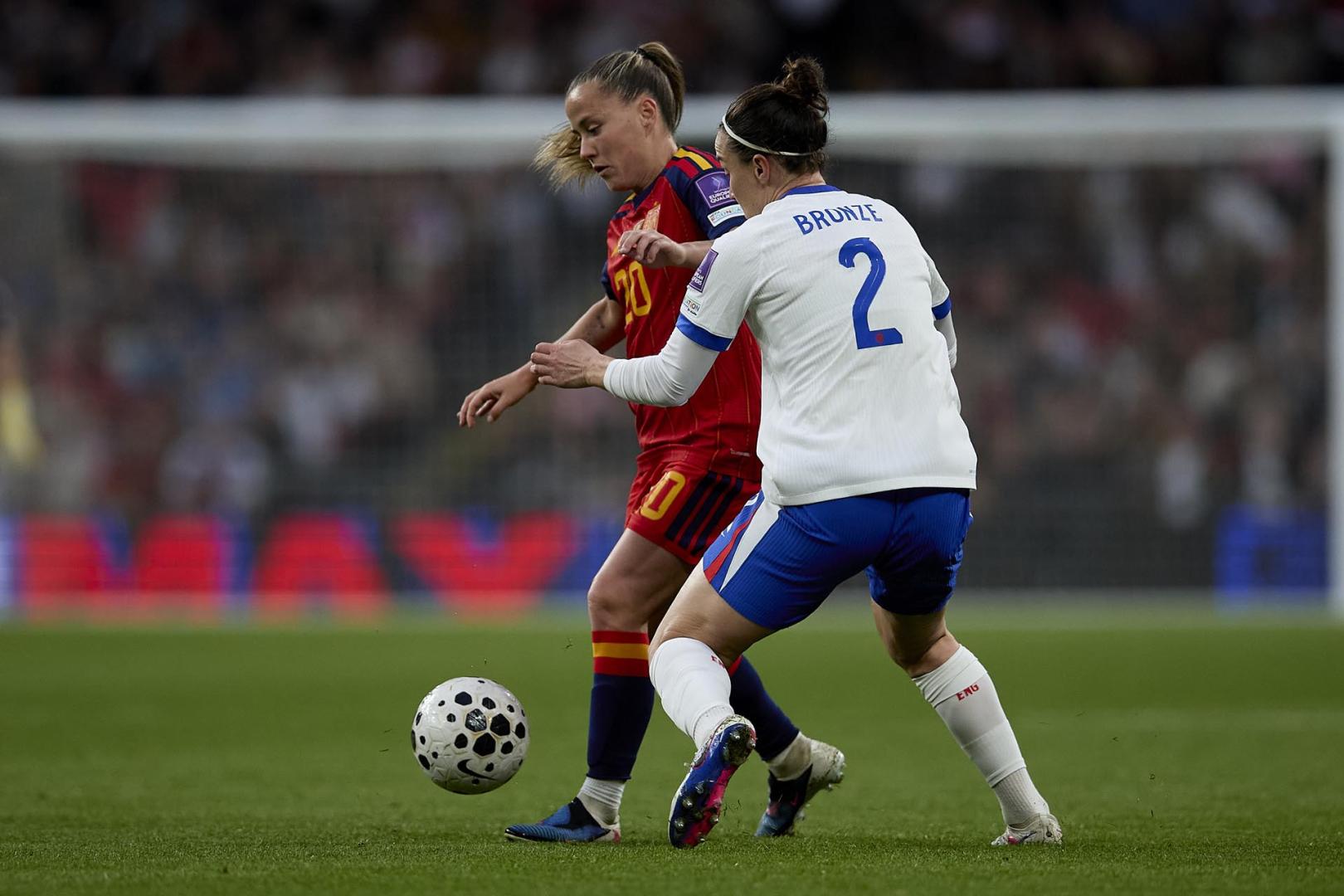 La española Claudia Pina, en una acción ante la inglesa Lucy Bronze