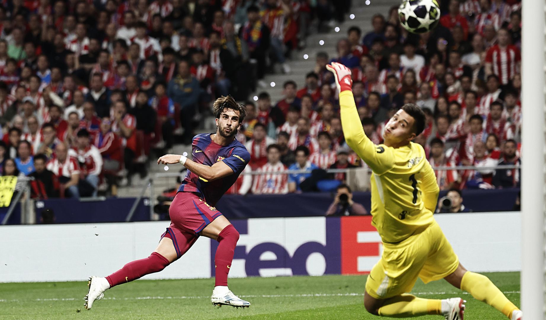 El delantero del FC Barcelona Ferrán Torres marca el 0-2 durante el encuentro
