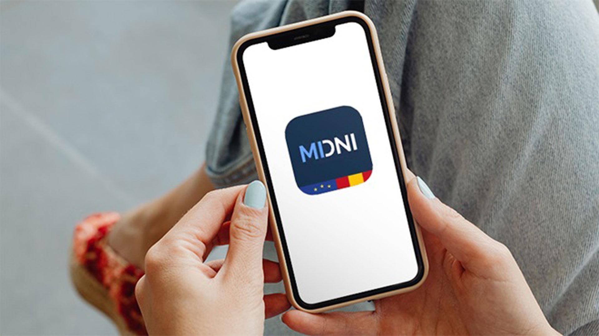 Un móvil con el DNI digital con la app MiDNI
