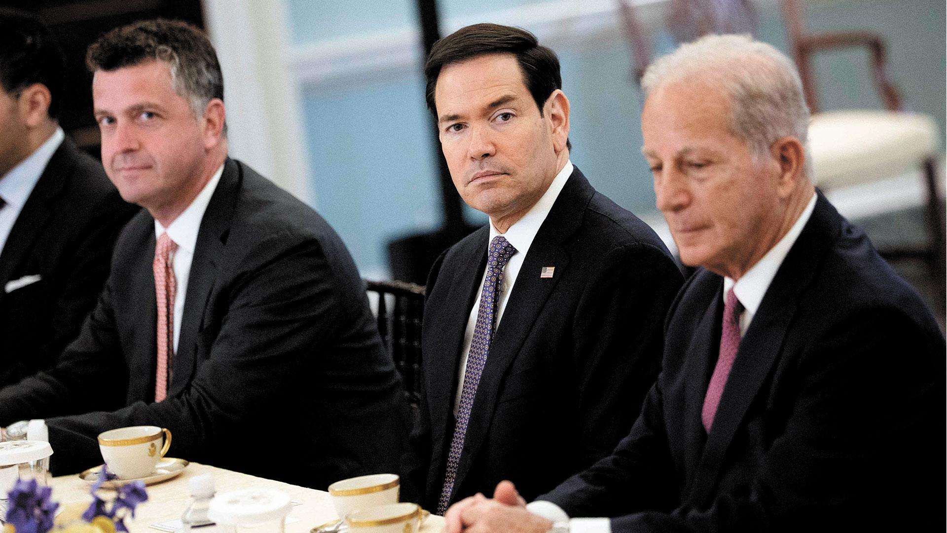 Marco Rubio, entre un consejero del Departamento de Estado y el embajador de EE UU en Líbano