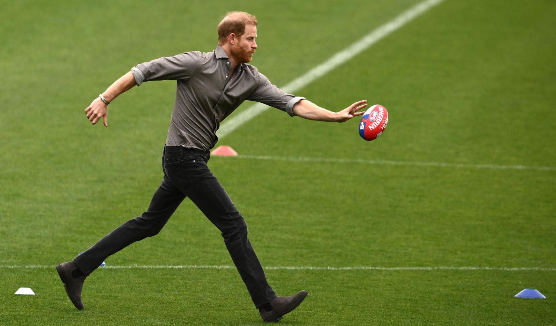 El príncipe Harry probó a practicar el fútbol australiano, con el objetivo de acercarse al público local