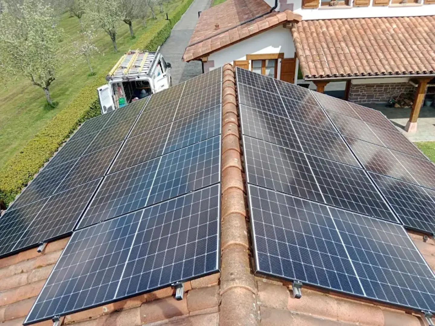 Instalación solar sobre una vivienda residencial