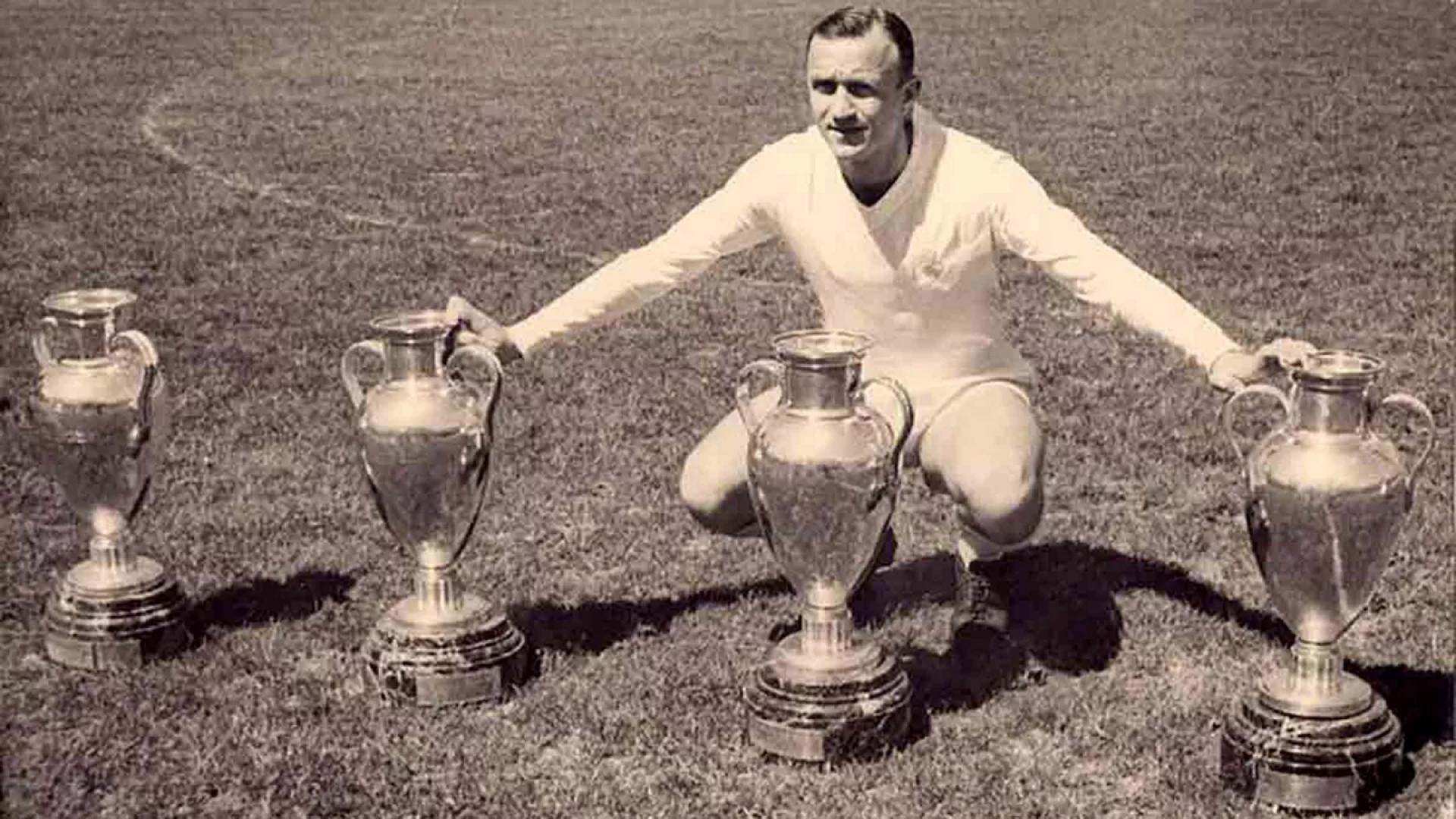 José Emilio Santamaría, con las Copas de Europa que ganó con el Real Madrid
