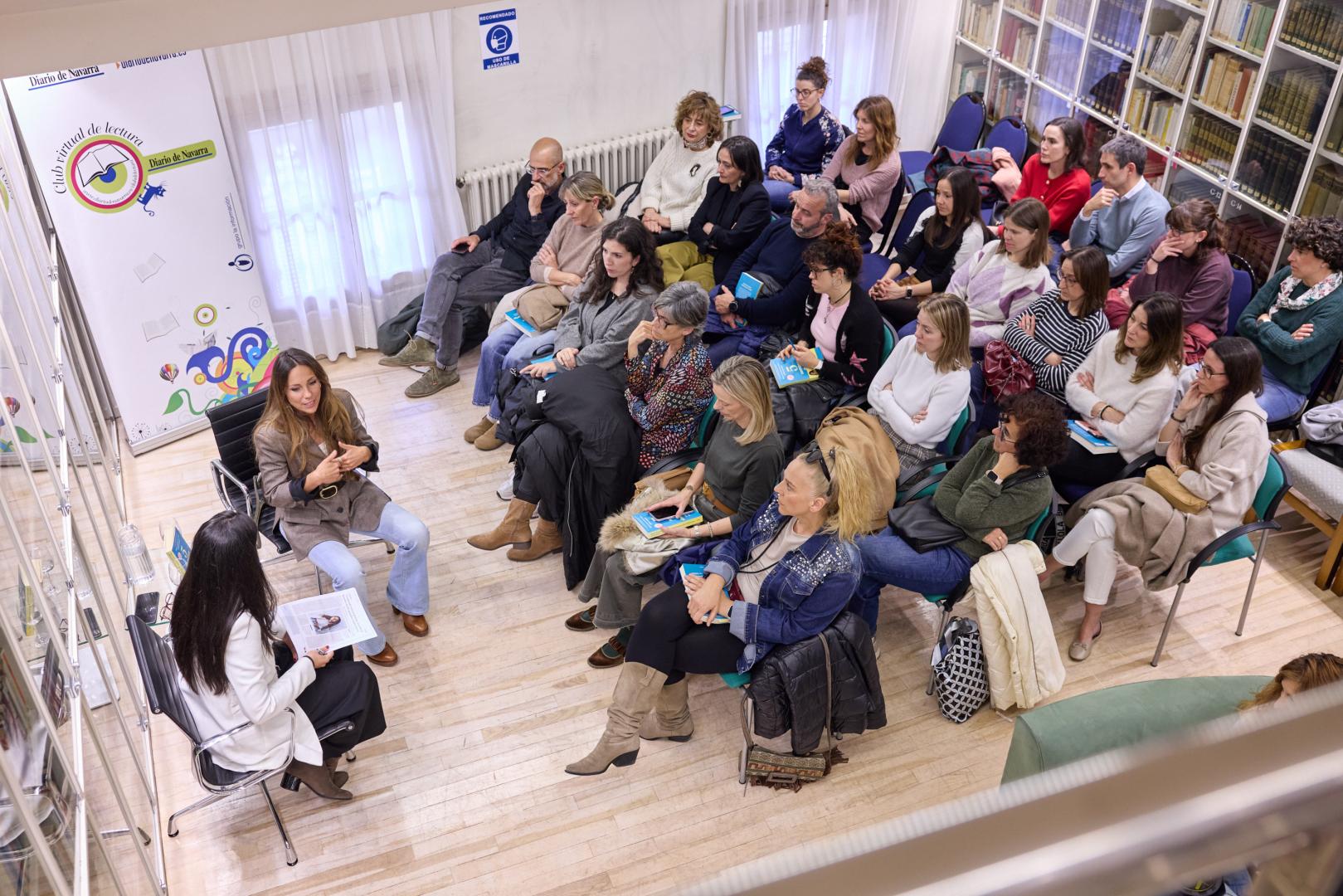 La biblioteca de Diario de Navarra, en la calle Zapatería de Pamplona, se llenó para escuchar a la dietista nutricionista Blanca García-Orea.