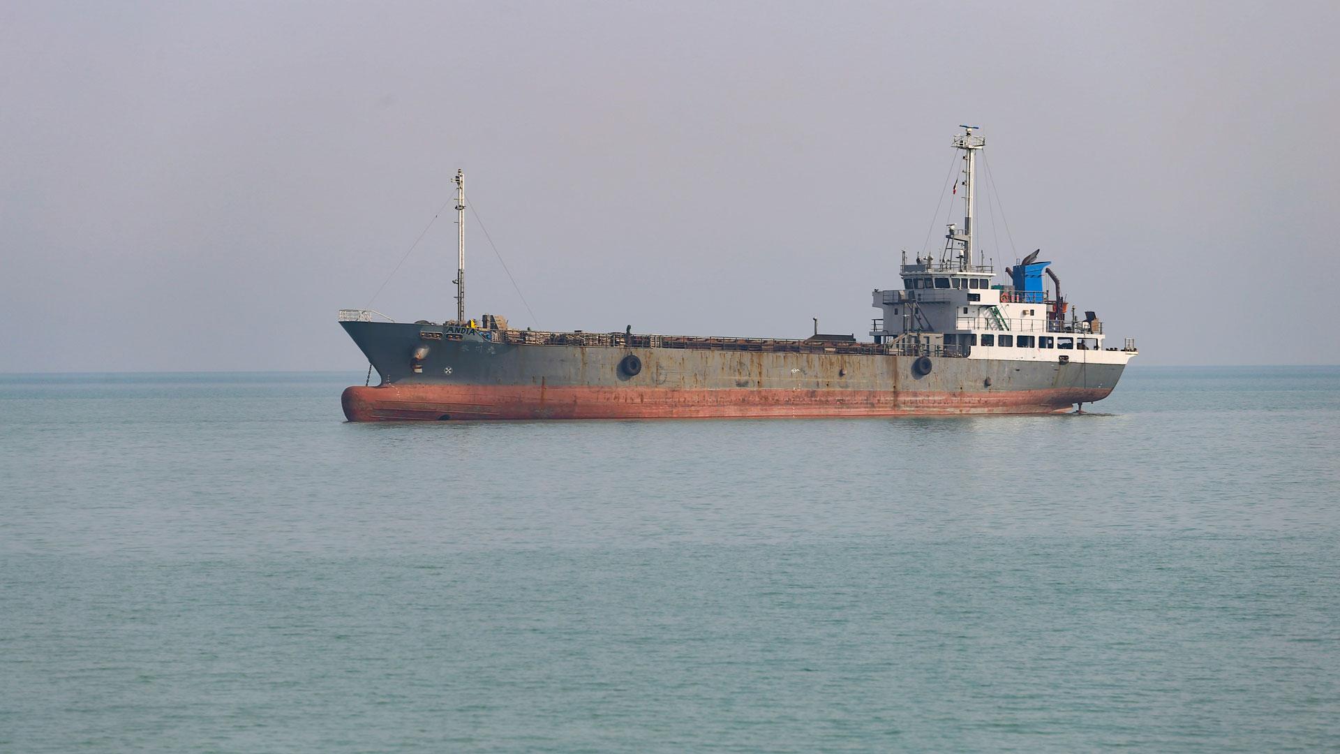 Foto de archivo de unn carguero en el golfo Pérsico, frente a las costas de Irán