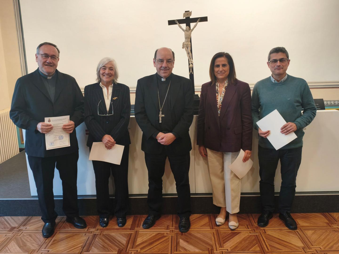 De izquierda a derecha, José Javier Anaut, María Sagaseta de Ilurdoz, monseñor Florencio Roselló, Pilar Villarreal y José Manuel García de Eulate.