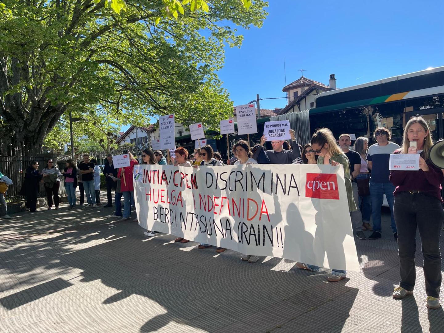 Imagen de la concentración de los trabajadores de INTIA de este miércoles