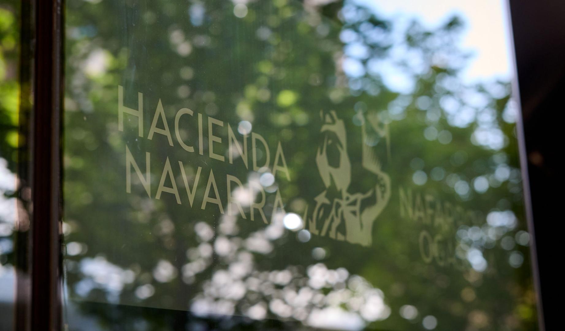 Imagen del cartel de la sede de la Hacienda Foral