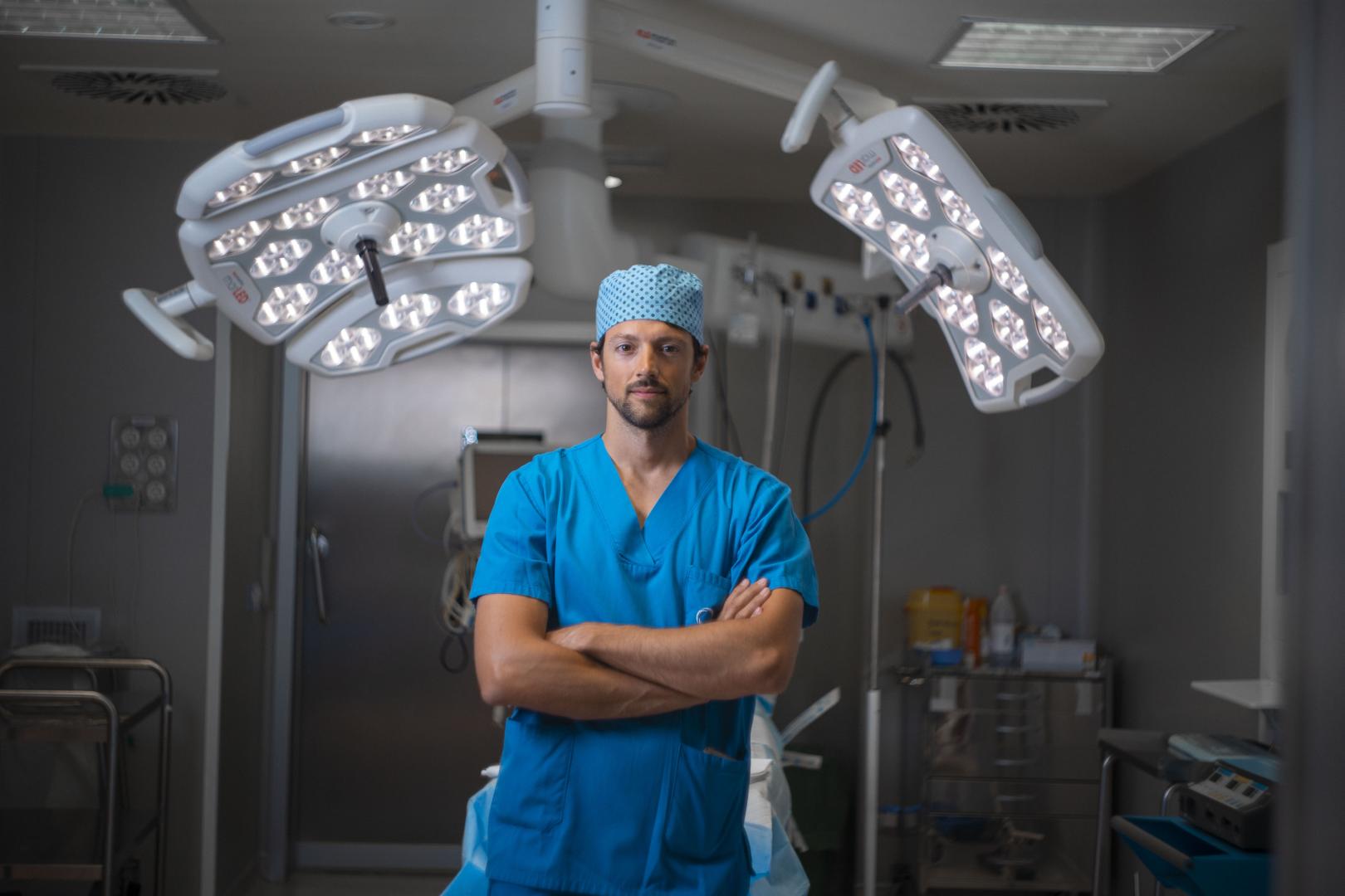 El doctor Borja Fernández Ibarburu en quirófano