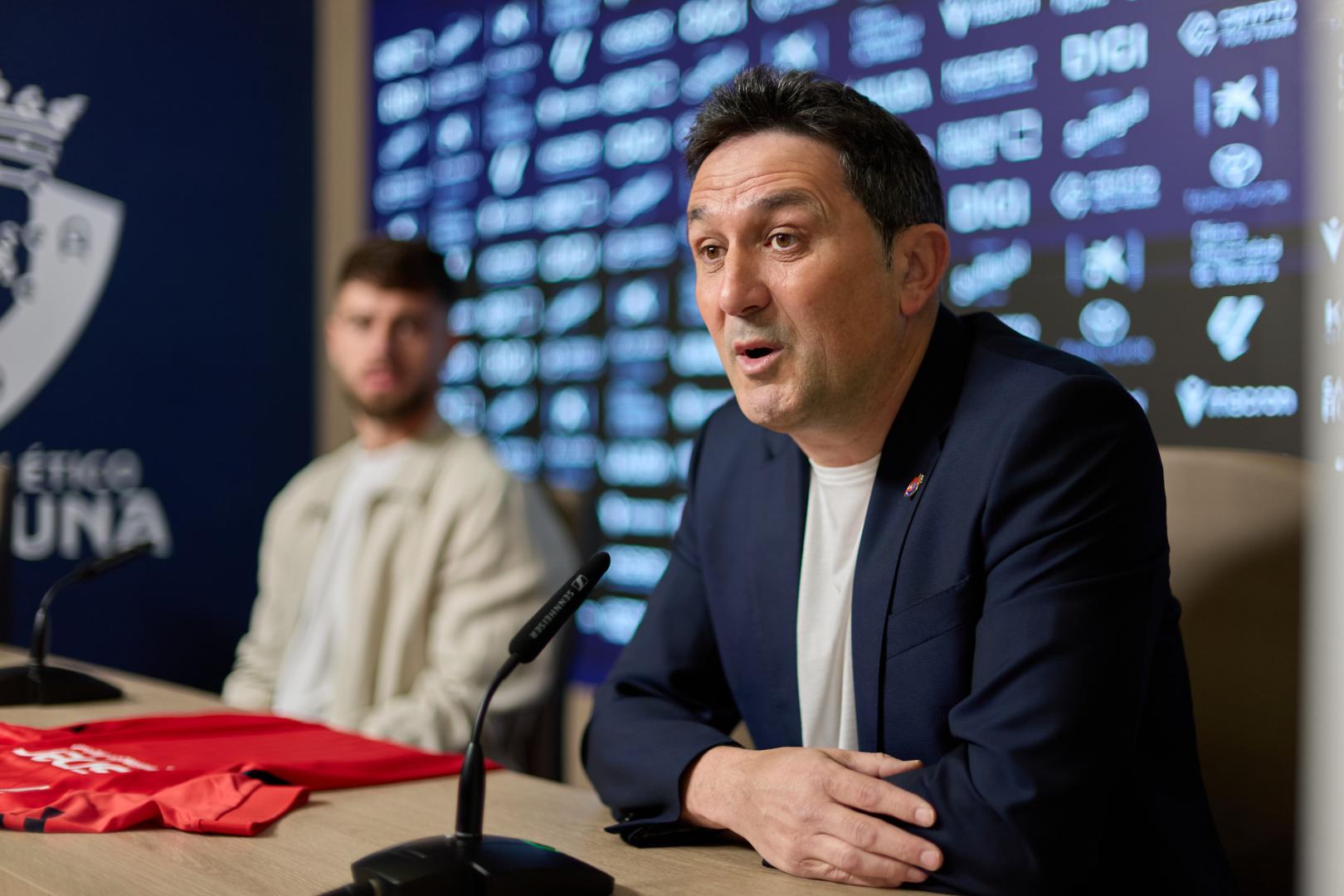 Braulio Vázquez, durante la rueda de prensa renovación Iker Muñoz, detrás