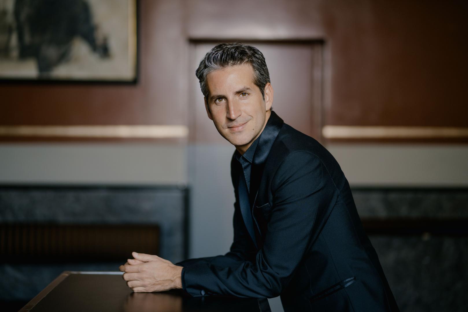 Lucas Macías dirigirá hoy en el concierto de la OSN en Baluarte.