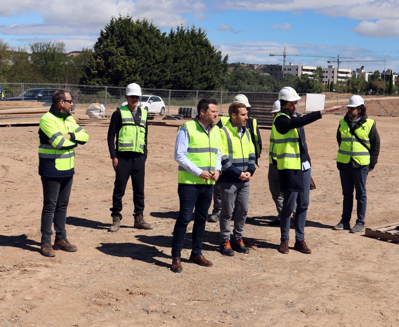 Imagen de la visita del alcalde de Tudela, Alejandro Toquero -en el centro-, a las obras de construcción de las futuras piscinas de verano de la ciudad