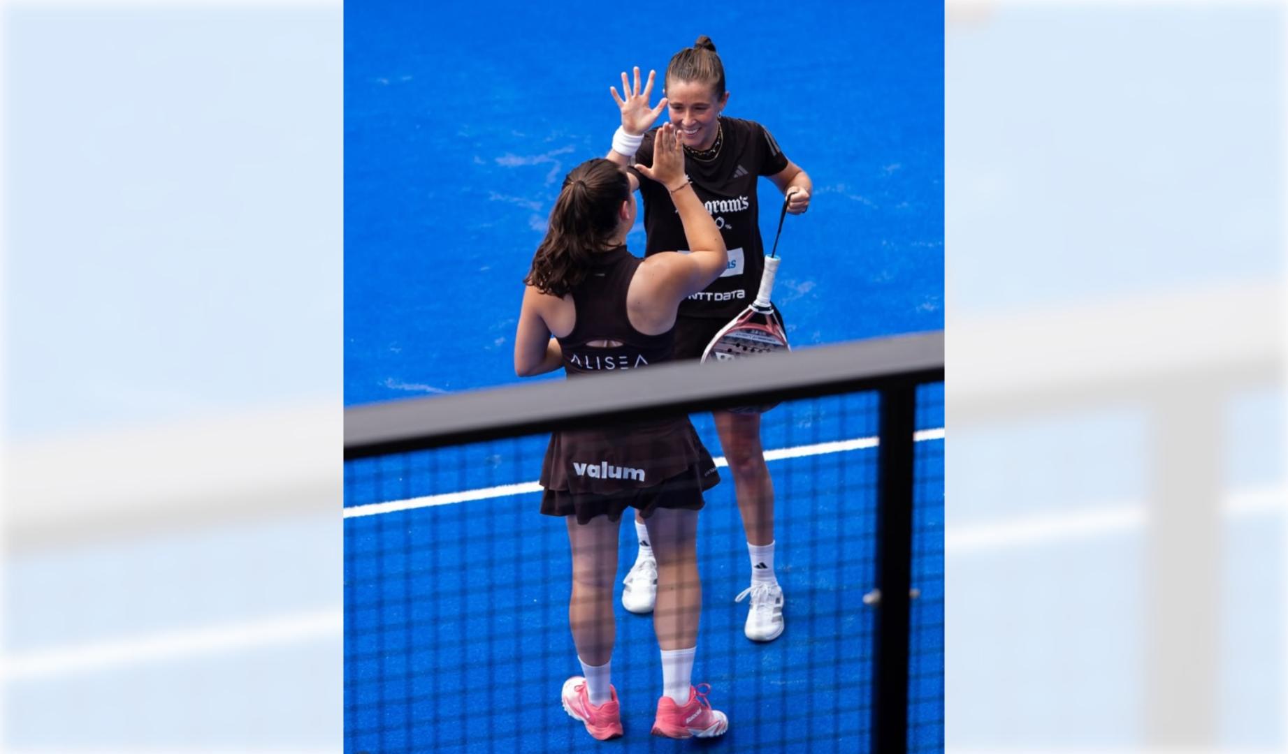 Marta Ortega y MArtina Calvo celebran la victoria en el primer encuentro del NewGiza P2