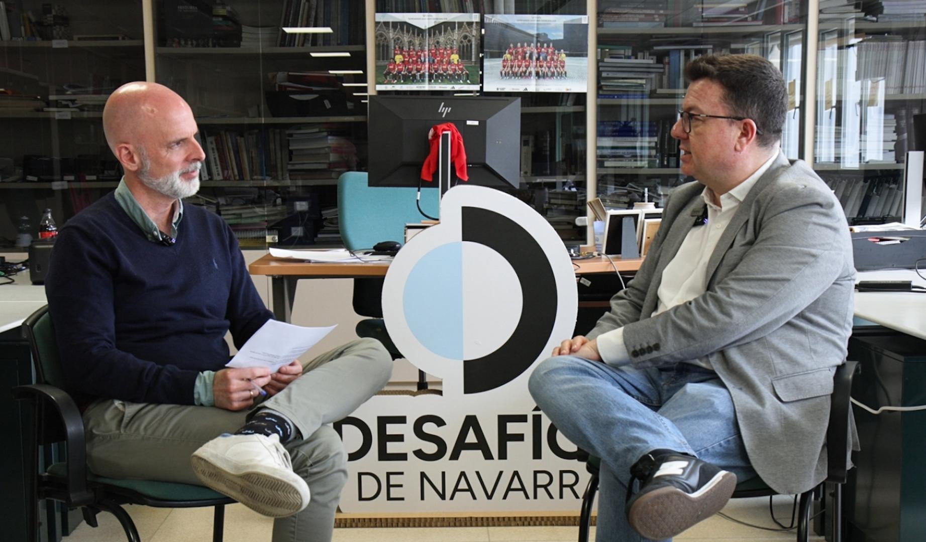 Yulen Garmendia, periodista de Diario de Navarra, y el economista y asesor Carlos Medrano Sola.