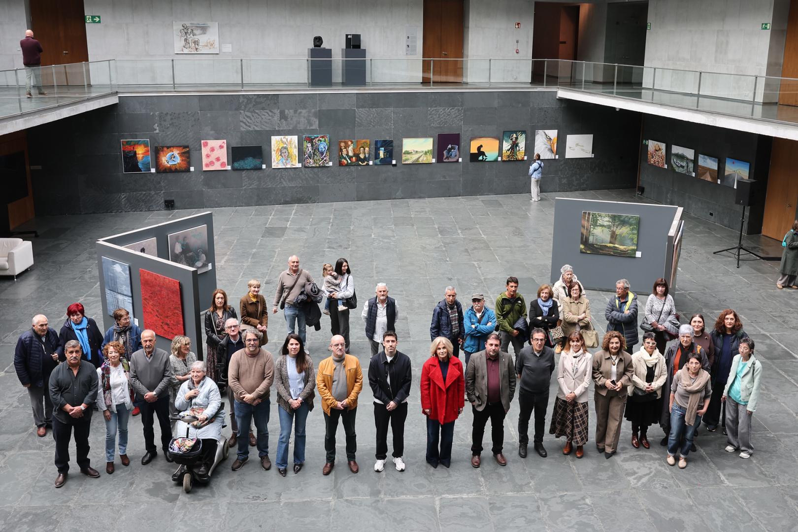 Parte de los artistas acudieron a la inauguración, acompañados de amigos y familiares. En la imagen, con los parlamentarios forales