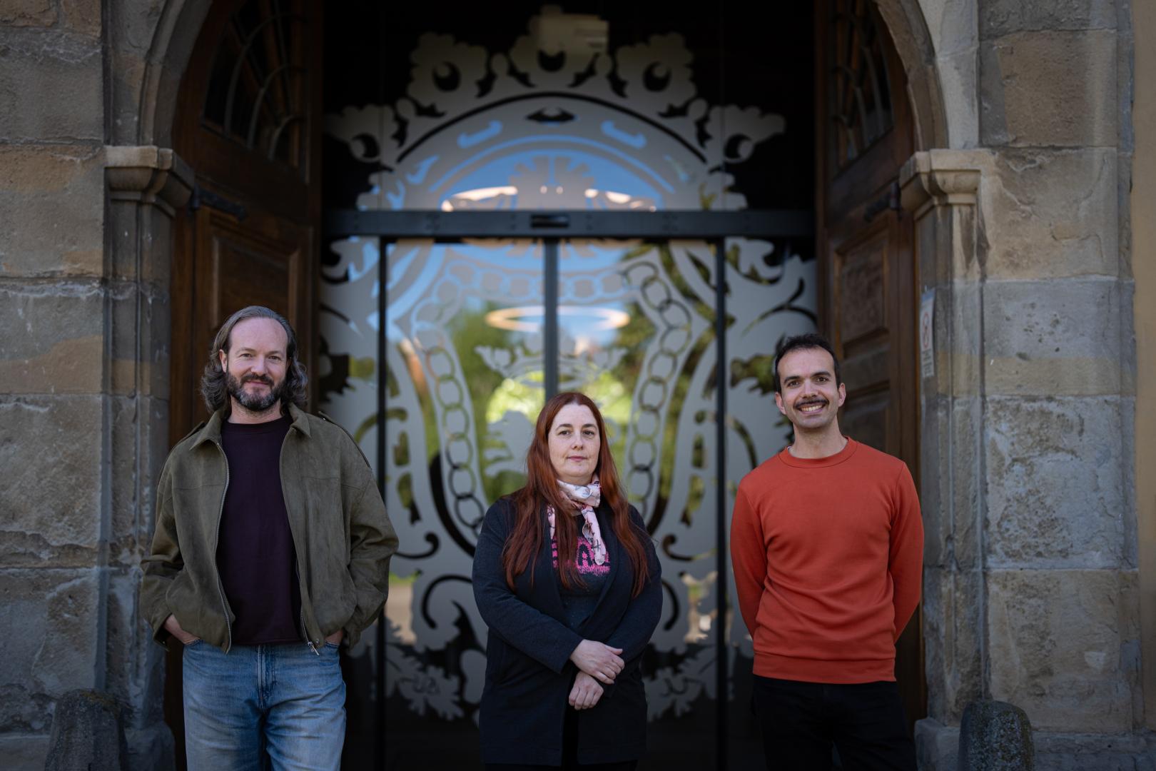 De izquierda a derecha dpvillanueva, Maia Villot de Diego e Iñigo Gómez Eguíluz en la Sala de Armas