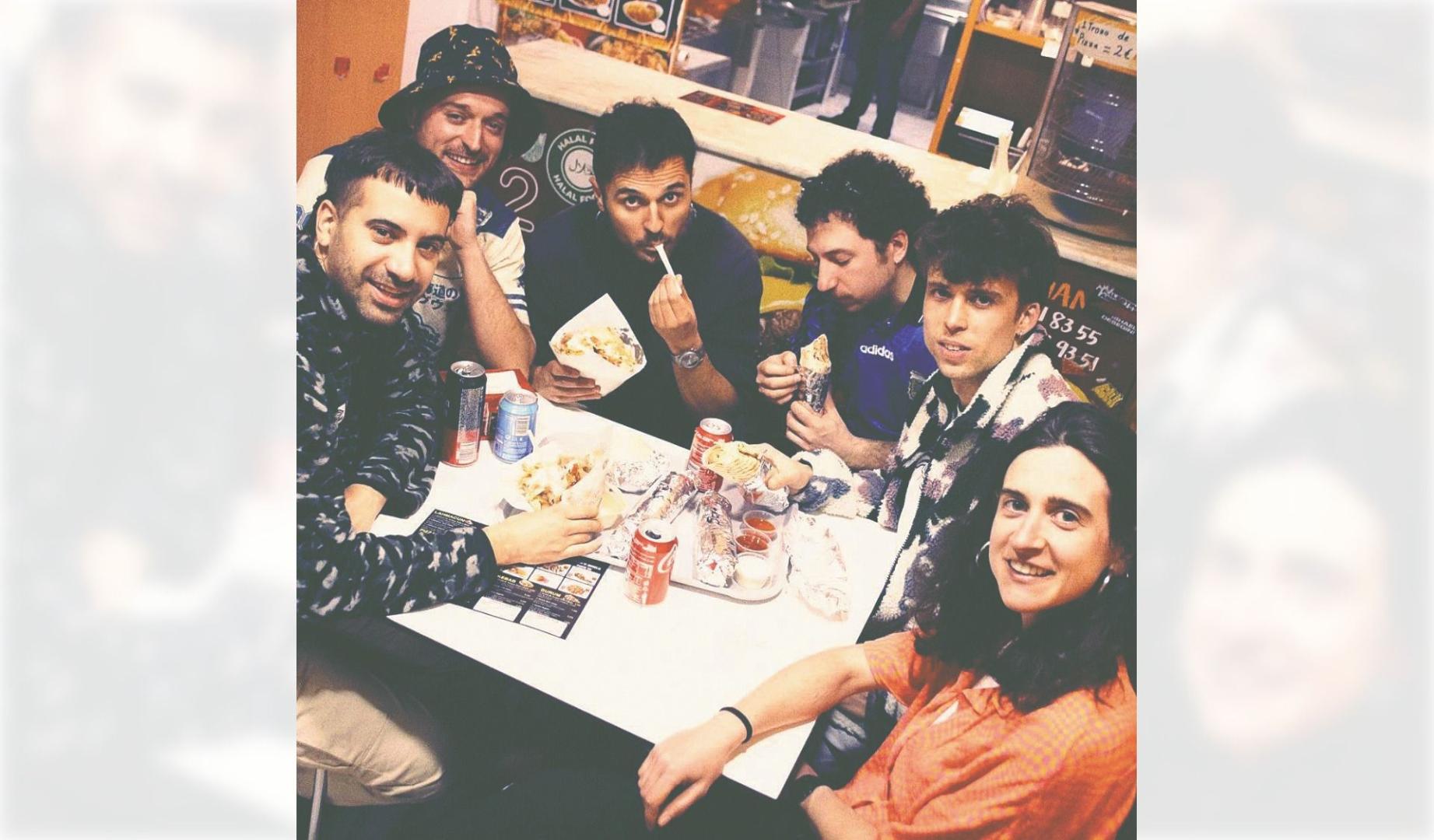 Desde la izquiera, Iván Pastor (voz), Pablo Jaime 'Chino' (keytar), Iban Martín 'Durruti' (bajo), Javier Ruiz 'Txolarre' (guitarra), Íñigo Méndez (güiro) e Itziar Ustes (octapad)
