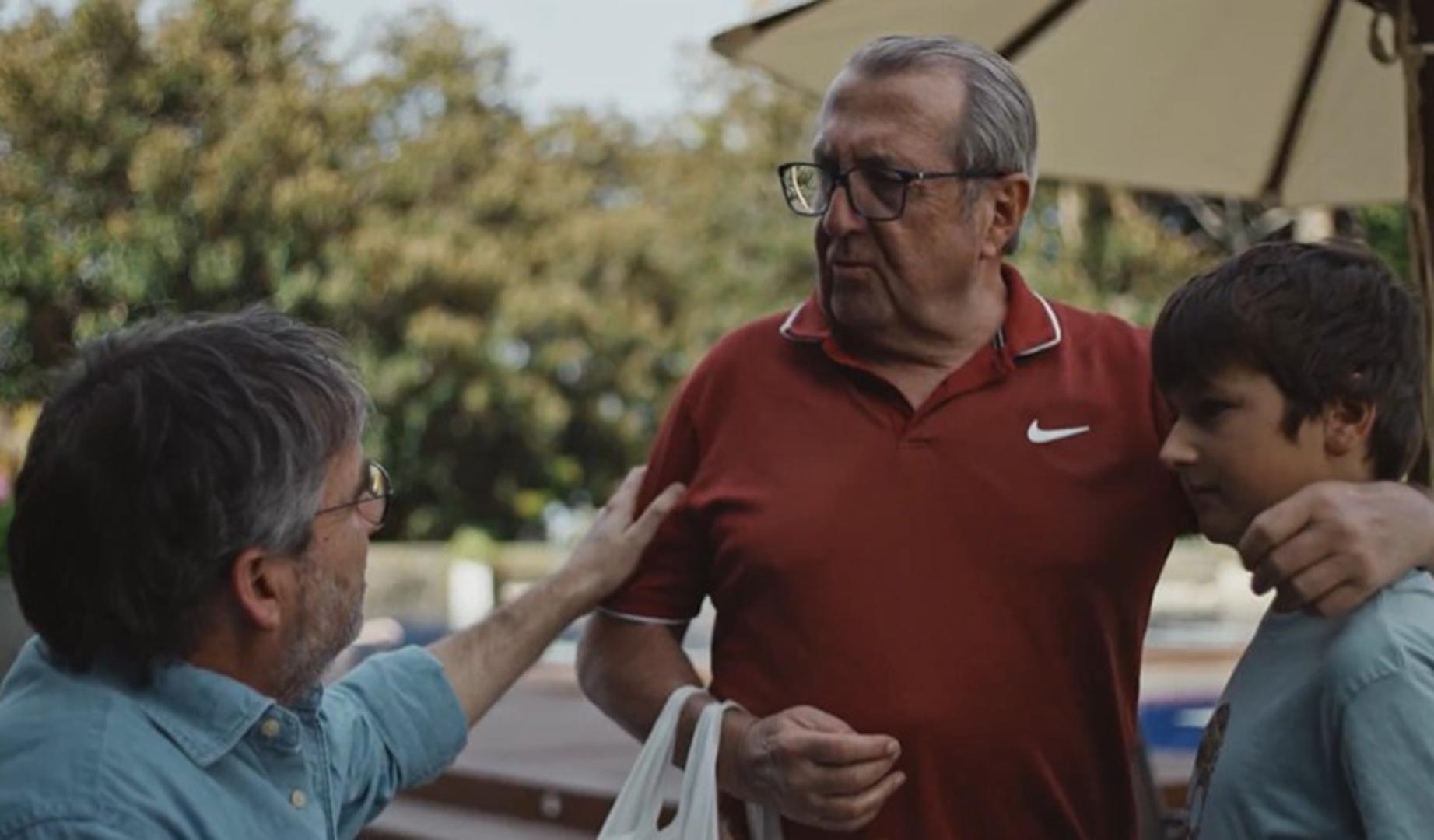 Jordi Évole junto a dos pamploneses durante la entrevista con Quevedo