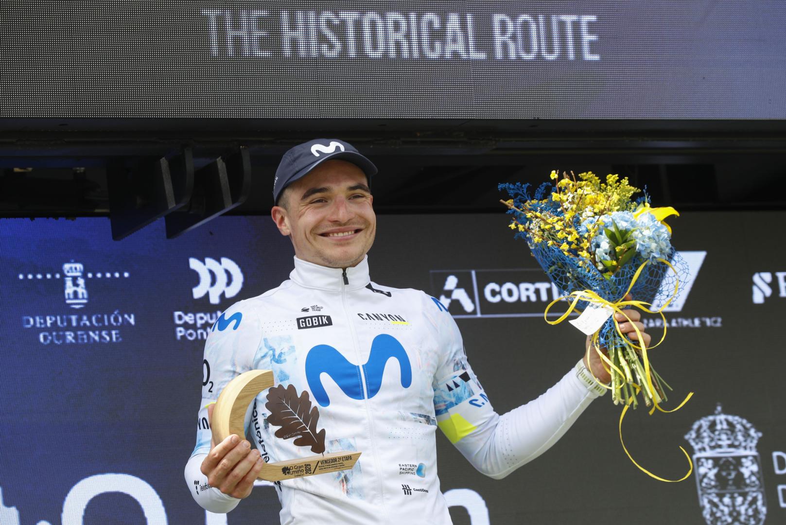 El ciclista del Movistar Carlos Canal, en el podio tras ganar la segunda etapa de la carrera O Gran Camiño 2026