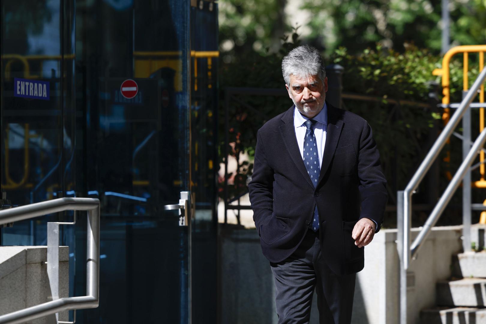 El exsenador y exdirector de la Policía Ignacio Cosidó abandona la Audiencia Nacional en Madrid, este miércoles, donde ha sido citado de nuevo como testigo en el juicio del 'caso Kitchen'