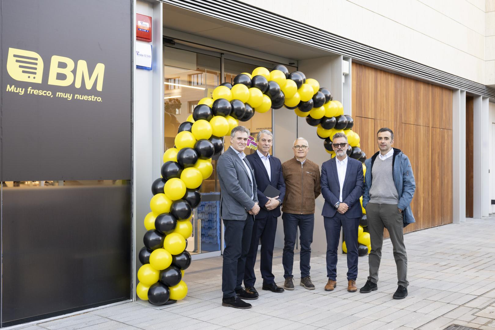 Directivos de Supermercados BM y responsables del Gobierno de Navarra, en la inauguración del establecimiento en Pamplona