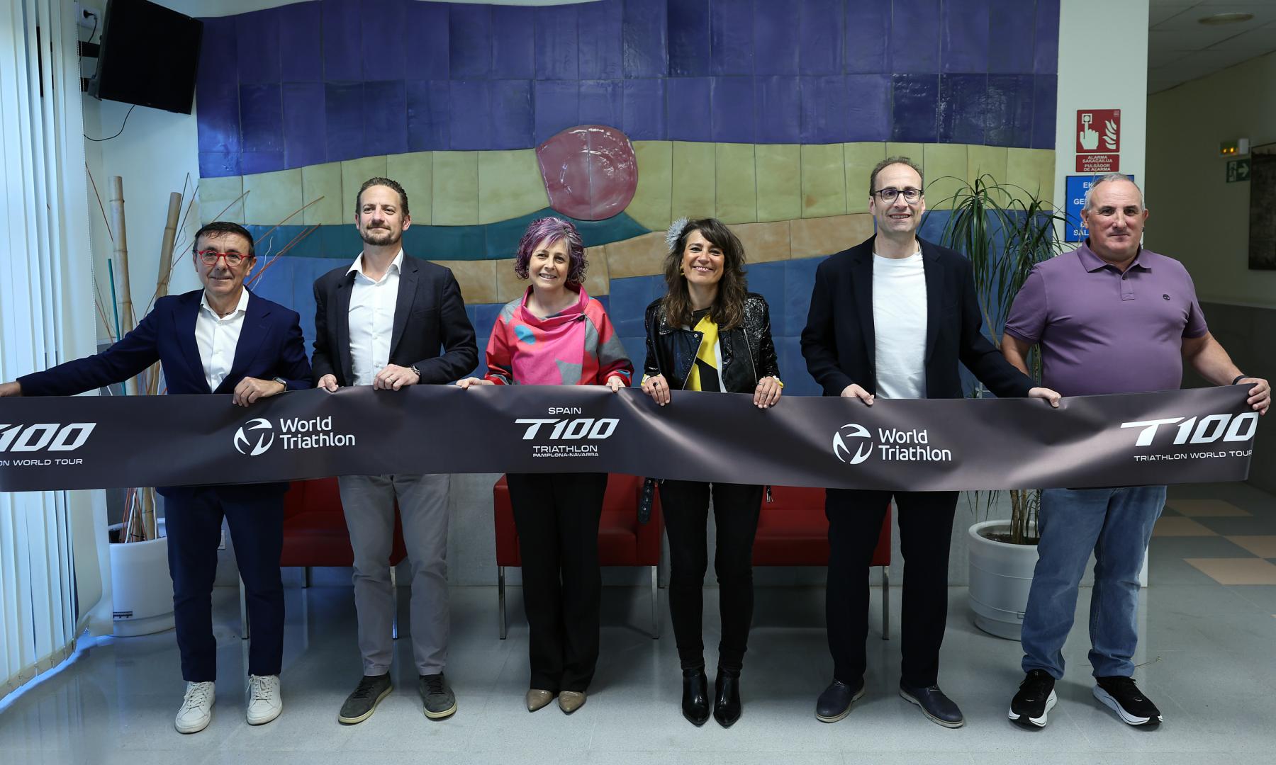 José Hidalgo, presidente de la FETRI, Sam Renouf, CEO de la PTO, Rebeca Esnaola, consejera, Maider Beloki, concejala, Jorge Aguirre, presidente del Indaf, y Gorka Blasco, presidente de la Federación Navarra de Triatlón.