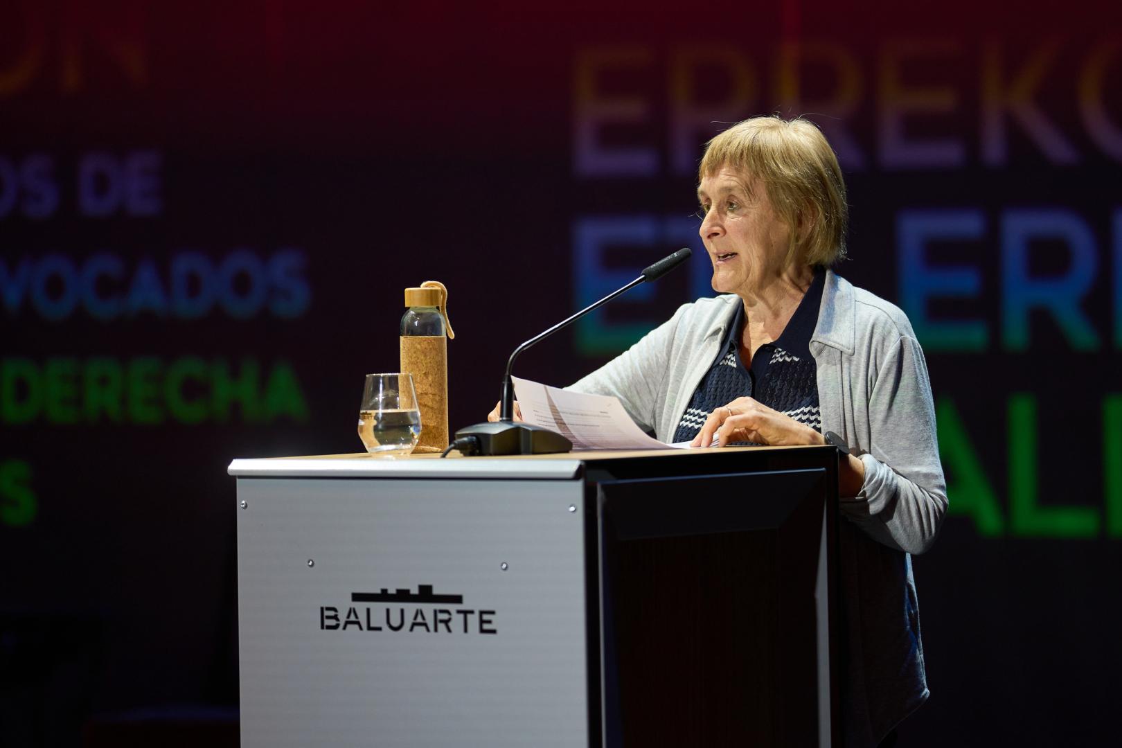 En nombre de las personas homenajeadas, intervino Txaro Etxetxipia, reconocida como víctima de torturas