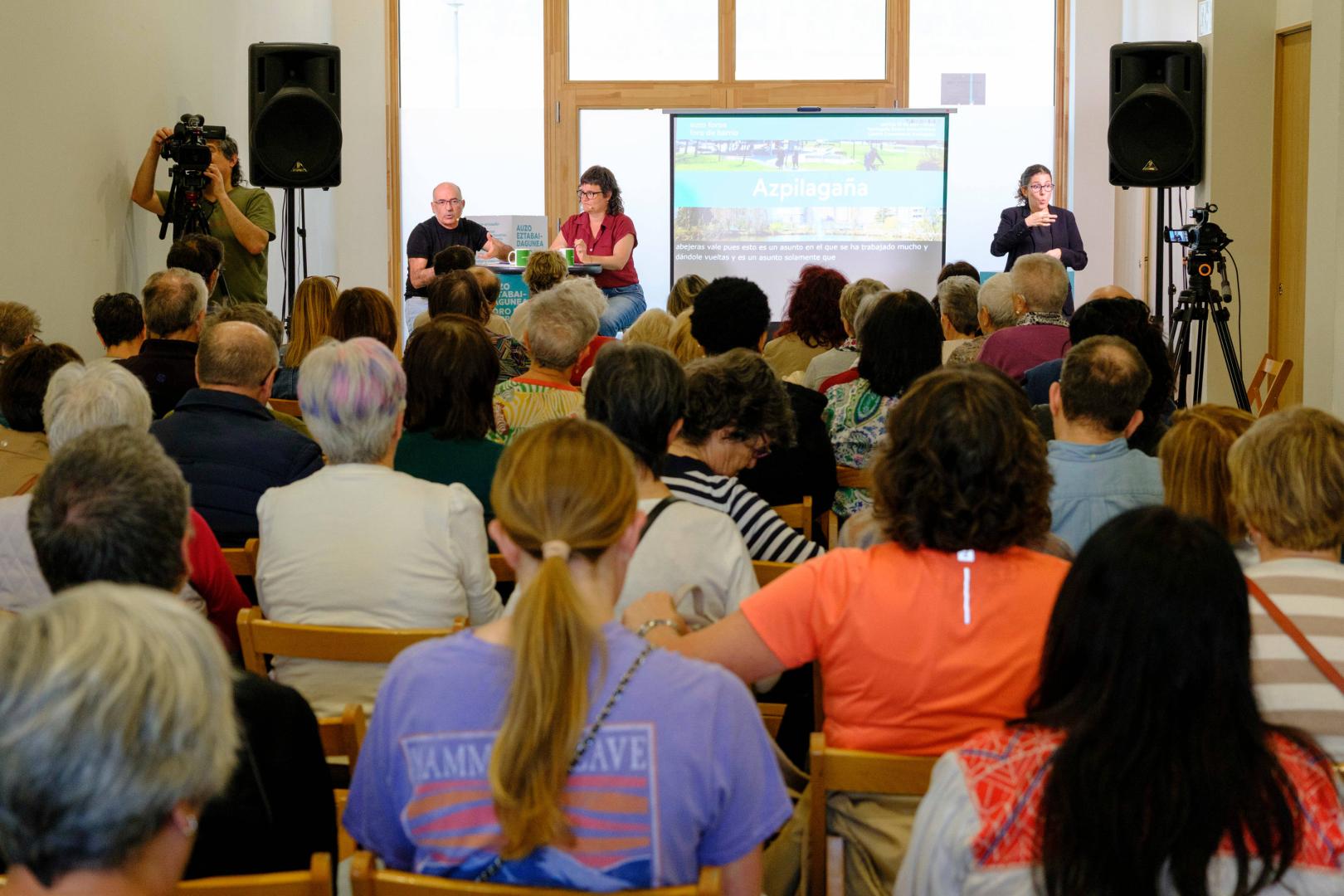 Numeroso público durante el primer foro de barrio en exclusiva de Azpilagaña