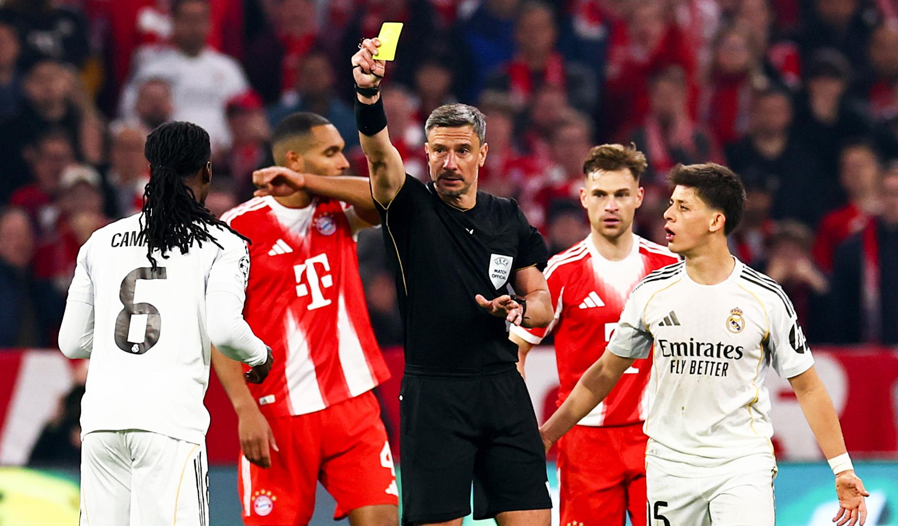 Momento en el que el colegiado Slavko Vincic (saca la segunda amarilla a Camavinga