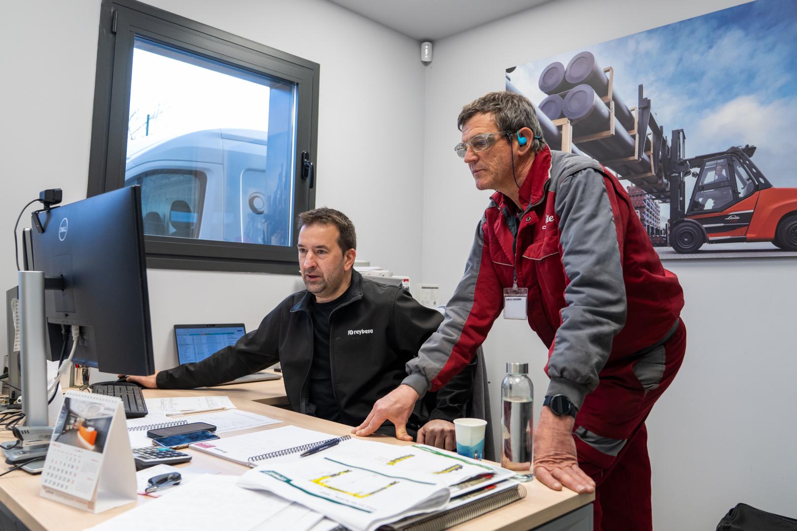 Íñigo Redin, responsable de postventa de Reybesa (izda), y Carlos Zunzarren, técnico especialista y formador de Reybesa (dcha)