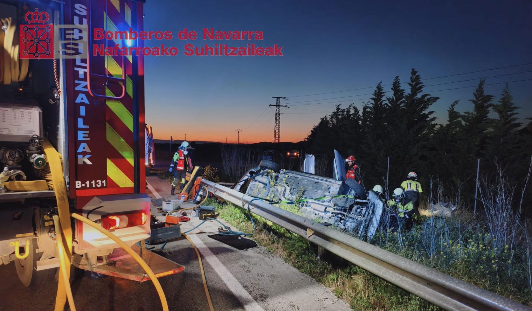 Uno de los vehículos ha quedado volcado y la carretera ha sido cortada al tráfico, aunque se ha habilitado un desvío
