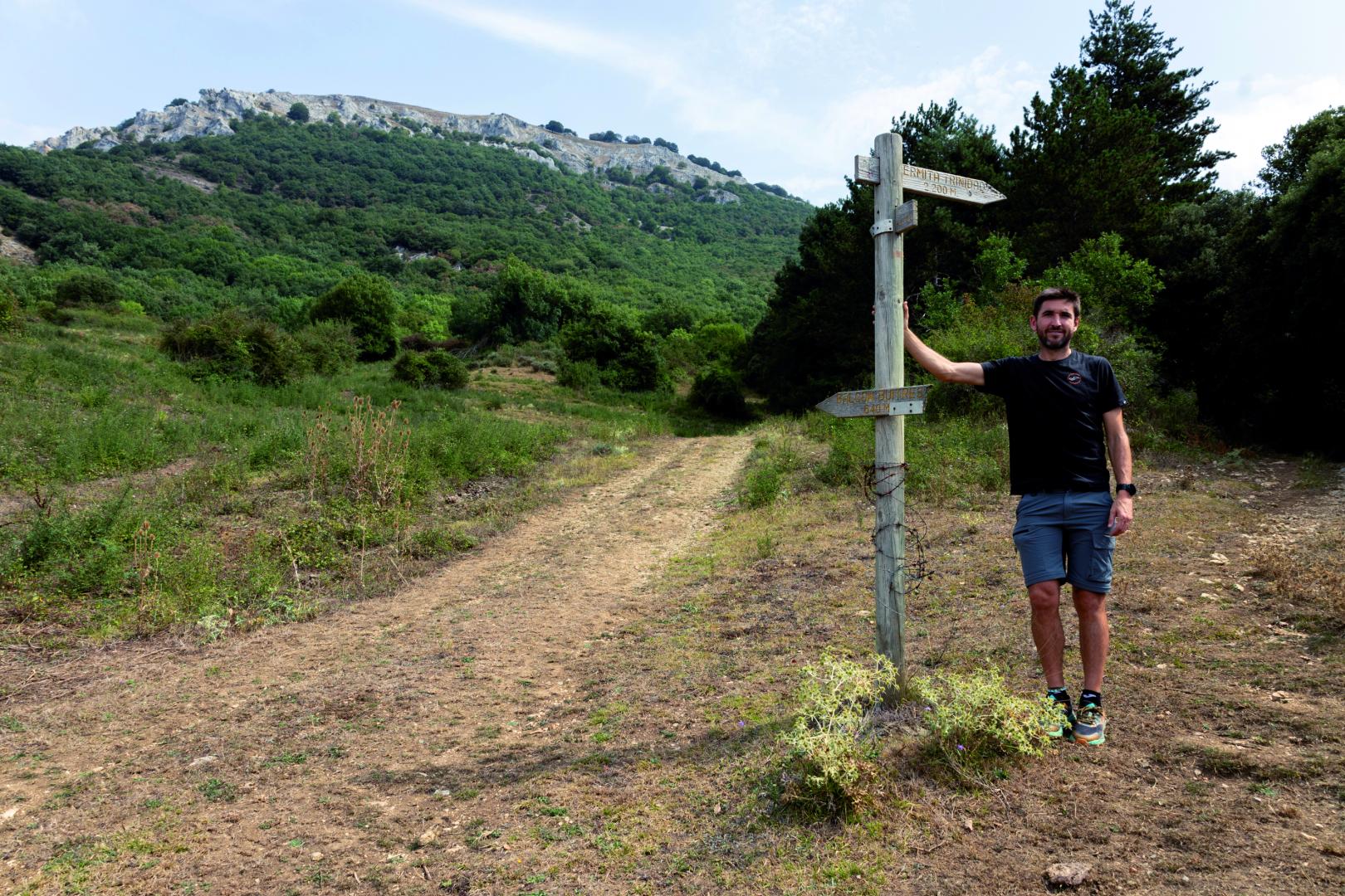 Roberto Martil, excapitán de Osasuna Magna, con la Trinidad de Erga al fondo.