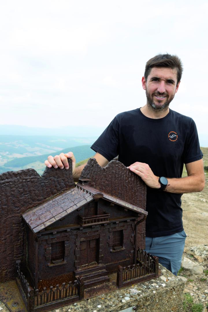 El buzón que corona la Trinidad de Erga representa la sociedad Iratxo de Irurtzun