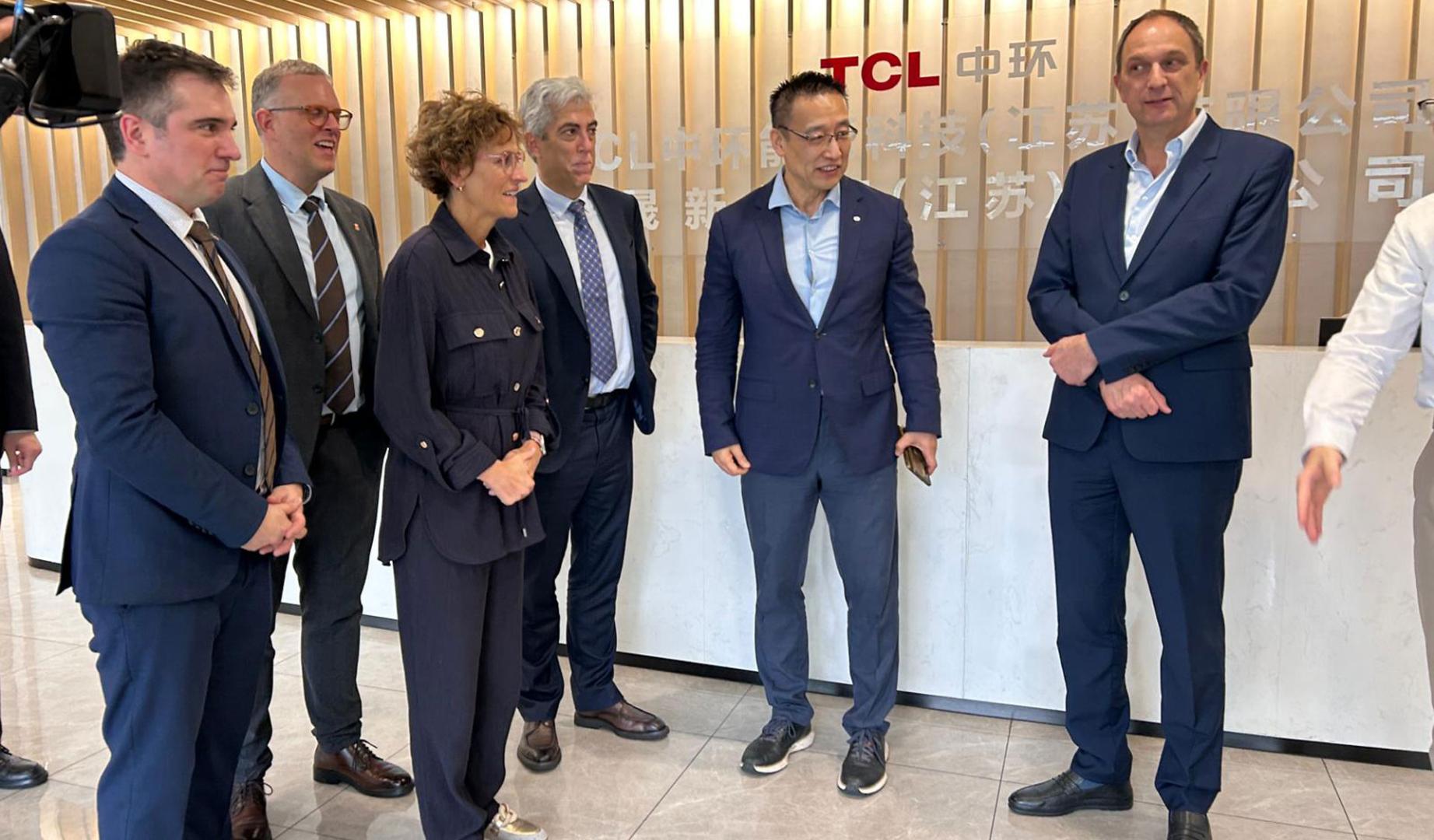 La Presidenta Chivite, durante su visita a la empresa