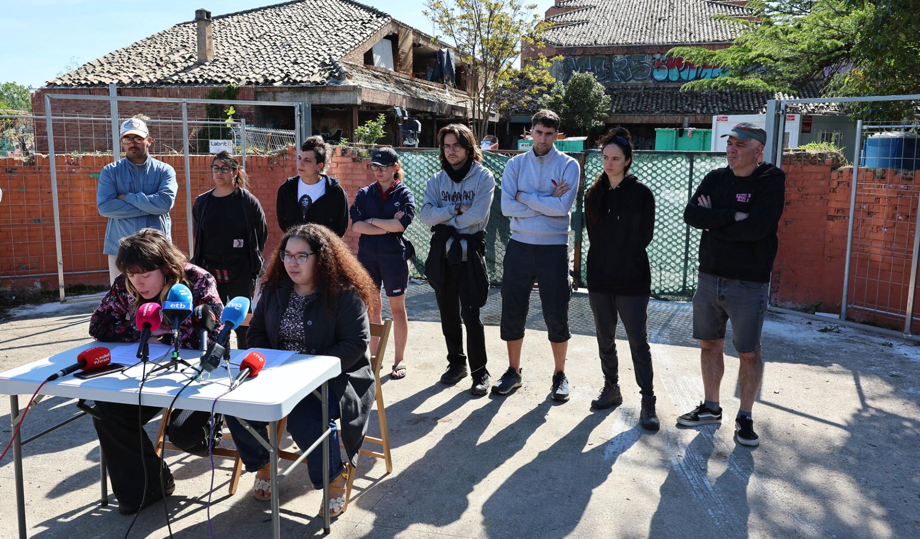 Rueda de prensa de colectivos sociales frente al antiguo convento de Agustinas en Aranzadi