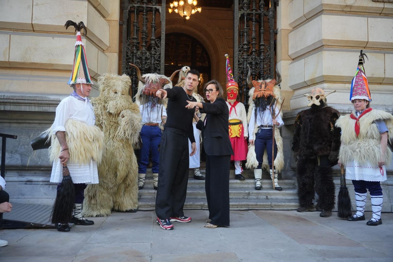 El cantante de Zetak, Pello Reparaz, con la diputada general de Bizkaia, Elixabete Etxanobe, personajes de la mitología vasca y joaldunak en las puertas del Palacio Foral de Bizlaia, en Bilbao