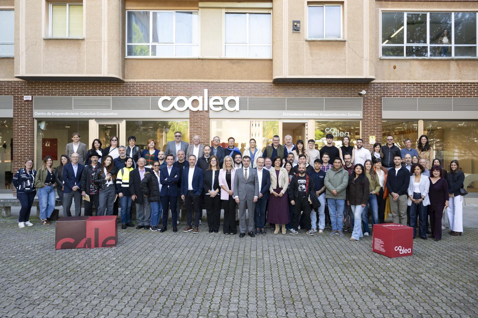 Foto de familia de los nuevos cooperativistas, representantes institucionales y miembros de Anel
