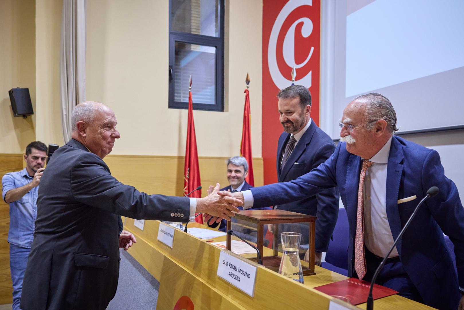 Javier Taberna (izquierda) y Rafael Moreno se saludan en la sesión constitutiva del pleno de la Cámara de Comercio de Navarra