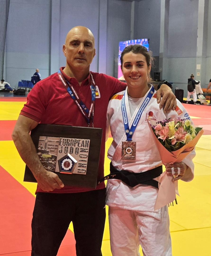 Ariane Toro Ferrer, junto a su padre y técnico José Toro, tras colgarse la medalla de bronce en el Europeo de Tiflis