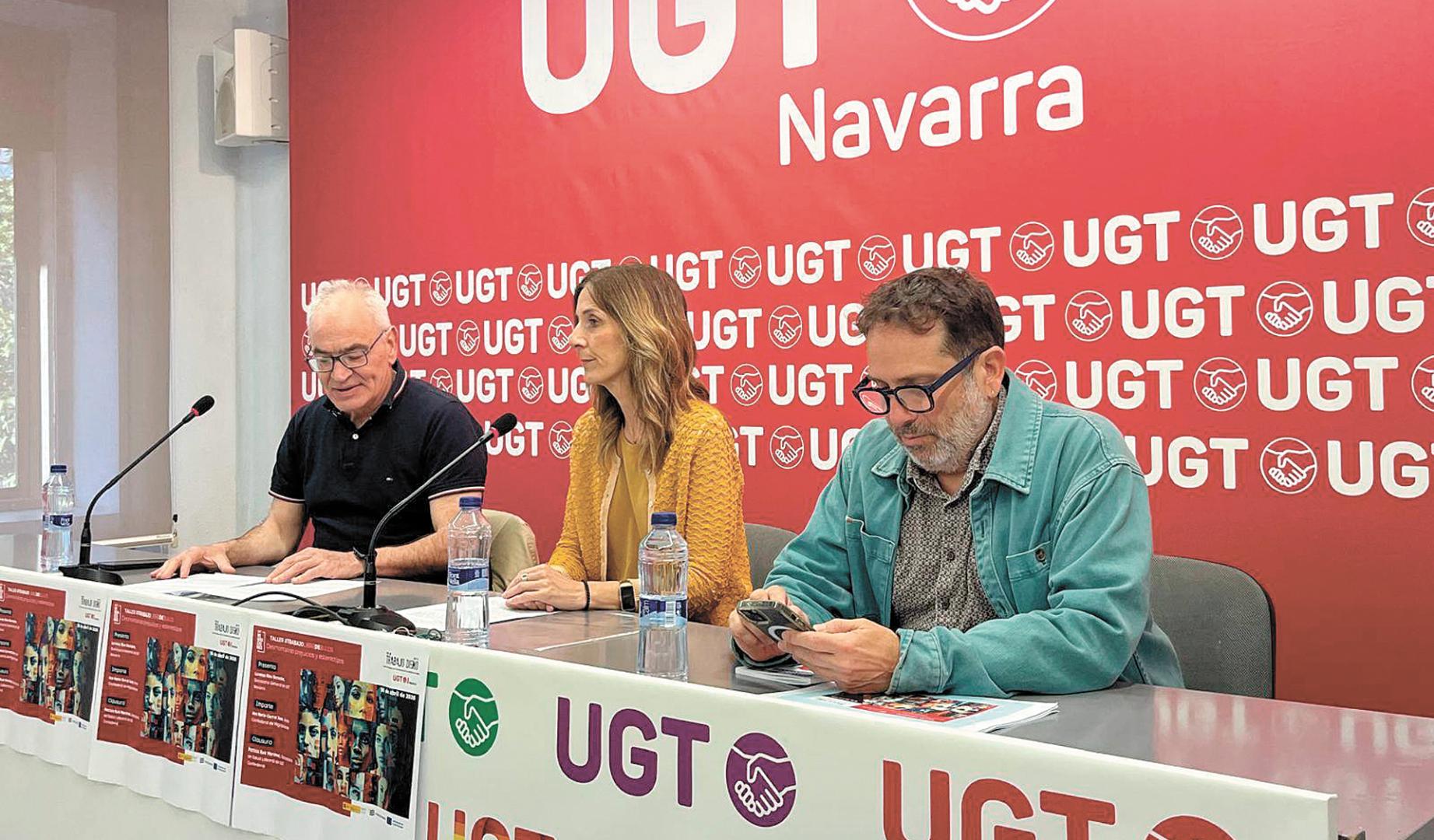 Lorenzo Ríos, Eva Azanza y Cesc Poch durante la presentación del informe