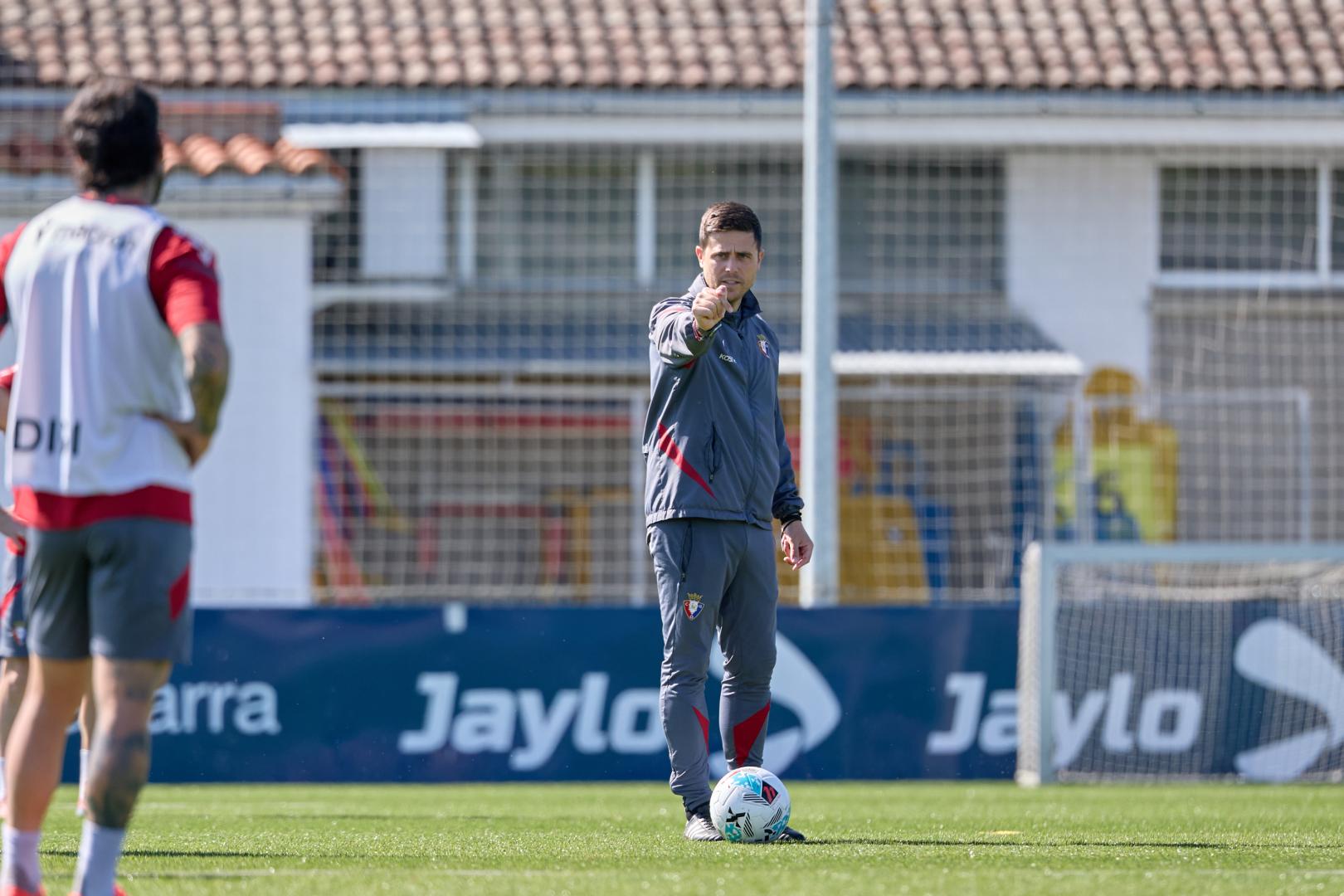 Alessio da indicaciones en el entrenamiento de ayer.j.p. urdíroz