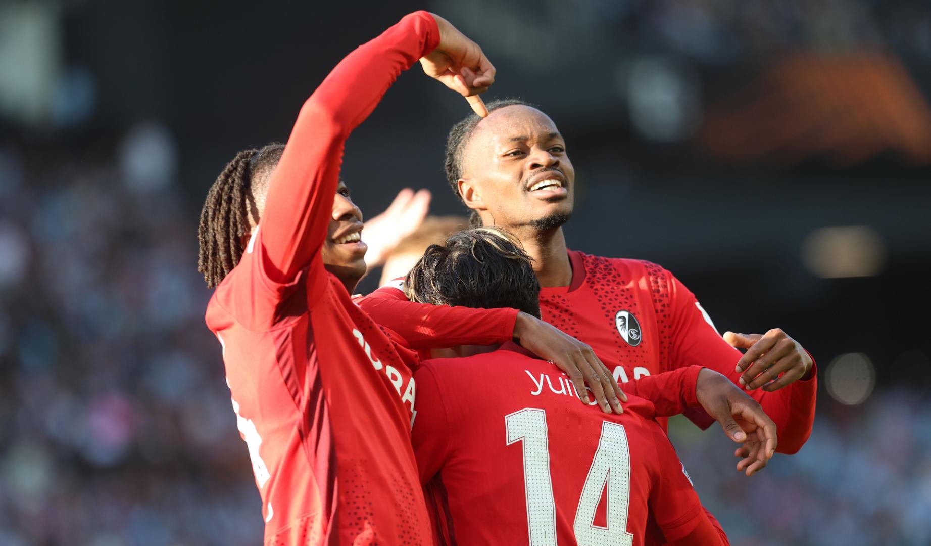 El centrocampista japonés del Friburgo Yuito Suzuki (c) celebra el tercer gol de su equipo durante el partido de vuelta de cuartos de final de la Liga Europa de fútbol entre el Celta y el Friburgo